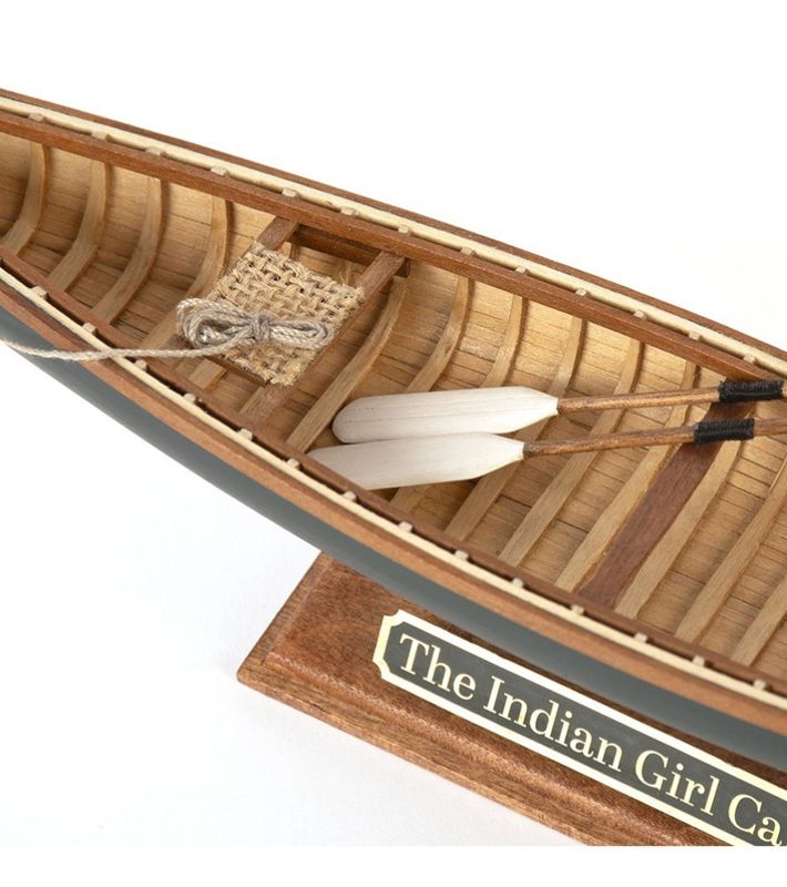 Dívčí indiánská kanoe